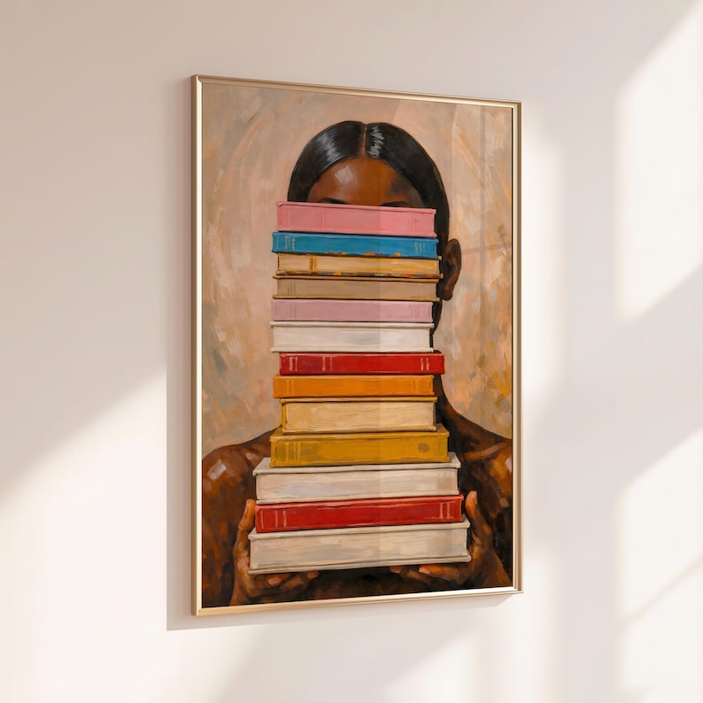 Puede incluir: Una impresi&oacute;n art&iacute;stica enmarcada que representa a una persona sosteniendo una pila de libros coloridos frente a su rostro. Los libros tienen lomos de varios colores, incluyendo rojo, amarillo, azul y rosa. La obra de arte tiene un fondo c&aacute;lido y neutro.