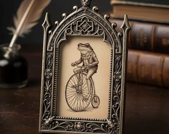 Mini portrait de grenouille baroque sur vélo, décoration cottagecore gothique vintage, art académique sombre, bizarrerie victorienne (téléchargement numérique)