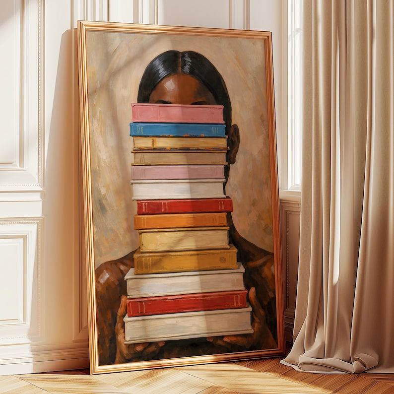 Puede incluir: Una impresi&oacute;n art&iacute;stica enmarcada que representa a una persona sosteniendo una pila de libros coloridos frente a su rostro. La obra de arte tiene una paleta de colores c&aacute;lidos y un marco dorado. Los libros son de varios colores, incluyendo rosa, azul y rojo.