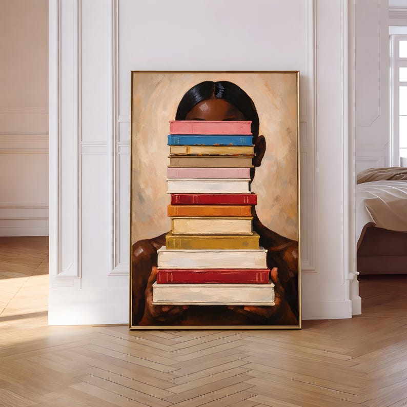 Puede incluir: Una impresi&oacute;n art&iacute;stica enmarcada que representa a una persona sosteniendo una pila de libros coloridos frente a su rostro. Los libros son de varios colores, incluyendo rojo, rosa, azul y amarillo. La obra de arte est&aacute; enmarcada en un marco dorado.