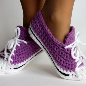 Fast Project: Perfect for making a last-minute crochet gift or for market preparation.

Unique Style: The distinctive sneaker look sets these chunky slipper shoes apart.

Versatile: Use your favorite colors to match school or team colors!

Instant Gratification: Purchase the digital pattern and start crocheting immediately.