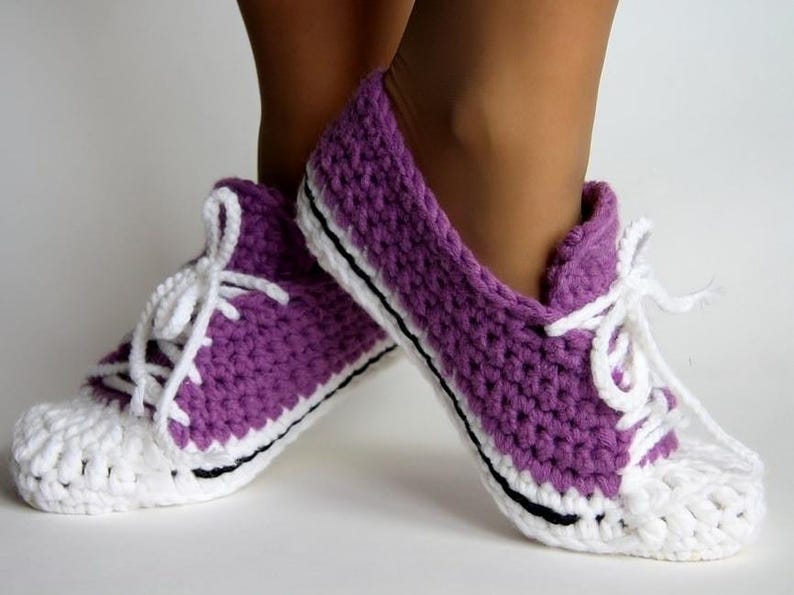 Fast Project: Perfect for making a last-minute crochet gift or for market preparation.

Unique Style: The distinctive sneaker look sets these chunky slipper shoes apart.

Versatile: Use your favorite colors to match school or team colors!

Instant Gratification: Purchase the digital pattern and start crocheting immediately.