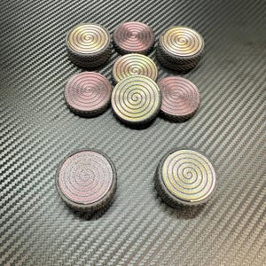 以下が含まれることがあります： 螺旋模様の黒い丸いコースター8枚セット。コースターは表面がざらざらしていて、家具を傷やこぼれから守るのに最適です。