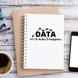 Może przedstawiać: Biały notes z czarnym wykresem liniowym i tekstem "DATA or it didn't happen" na okładce. Notes jest otwarty i leży na brązowej powierzchni.
