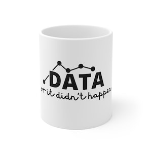 Puede incluir: Taza de cerámica blanca con un gráfico de línea negro y el texto "DATA or it didn't happen".