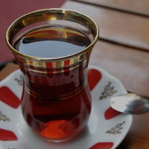 Turkse zwarte thee, zwarte zeethee, traditionele zwarte thee, zelfgemaakte thee naturel