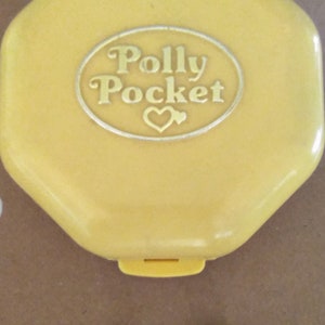 Hallo,
biete Polly Pocket Hair Salon komplett mit normalen Gebrauchtspuren