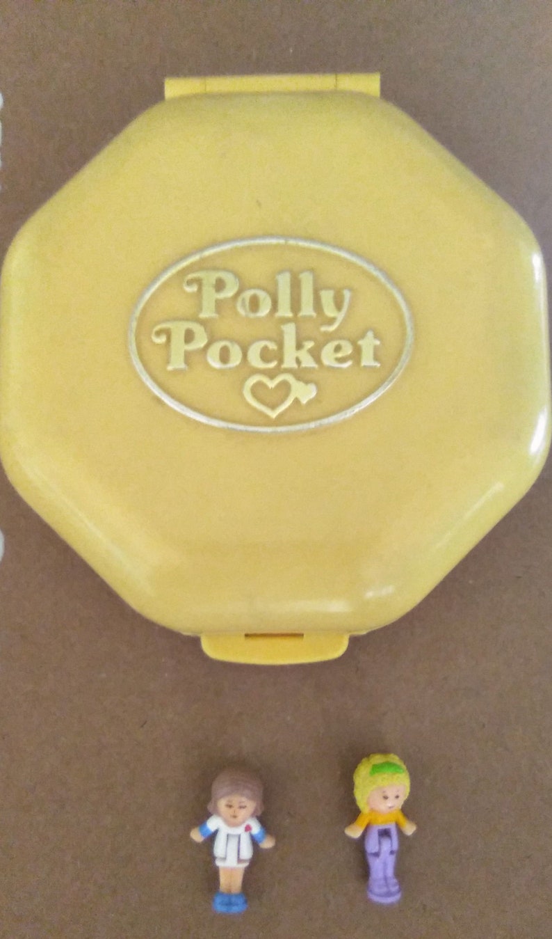 Hallo,
biete Polly Pocket Hair Salon komplett mit normalen Gebrauchtspuren