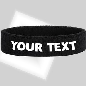 Könnte beinhalten: Schwarzes Stirnband mit weißem Text, der "YOUR TEXT" lautet.