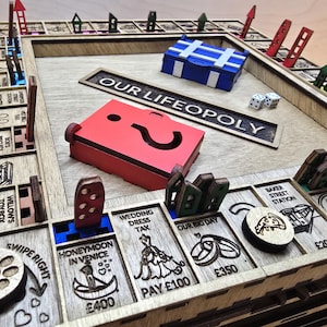 Jogo de tabuleiro de madeira Customopoly totalmente personalizado com plataforma giratória, banco e organizadores de dinheiro.