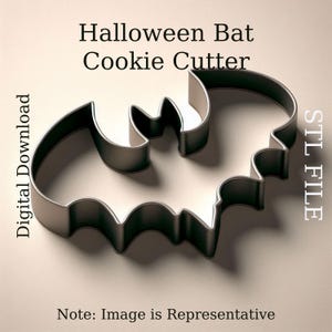 Puede incluir: Un cortador de galletas de metal plateado en forma de murciélago. El cortador de galletas es un archivo STL de descarga digital. Nota: La imagen es representativa.