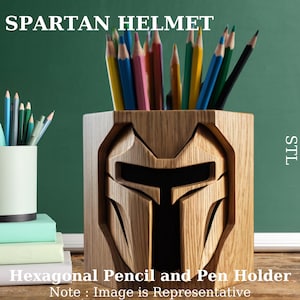 Puede incluir: Porta lápices y bolígrafos hexagonal de madera con forma de casco espartano. El porta lápices es de madera marrón claro con un interior marrón oscuro. El porta lápices está lleno de lápices de colores.