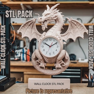 Könnte beinhalten: Eine 3D-gedruckte Wanduhr in Form eines Drachen mit einem weißen Zifferblatt. Das Zifferblatt hat schwarze Zeiger und schwarze Zahlen. Der Drache ist beige und hat Flügel. Die Uhr steht auf einem Holzsockel mit dem aufgedruckten Text "WALL CLOCK STL PACK". Der Text "Picture is representative" ist unter dem Sockel aufgedruckt.