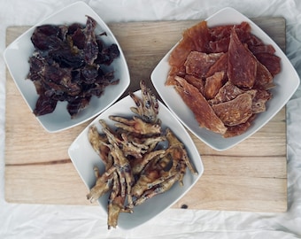 Paquete de tres golosinas para perros con pollo: patas de pollo, molleja de pollo, pechuga de pollo y golosinas para perros con pollo crudo y seco