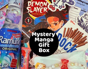 Pudełko prezentowe Mystery Manga, zapakowana książka Surprise Tom 1, japońskie przekąski, ręcznie robiona zakładka i naklejki, zestaw prezentowy dla miłośników anime