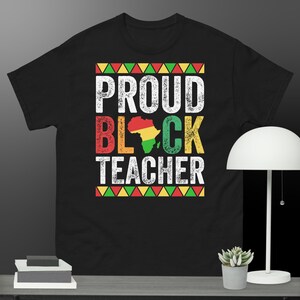 T-shirt noir fier d'apprécier la conception de la carte de l'Afrique