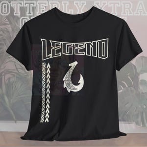 Legend Makau (Fish Hook) Tee, Polynesische Kultur Shirt, Polynesische Kleidung, Geschenk für Geburtstage, Vatertag oder einen anderen besonderen Anlass