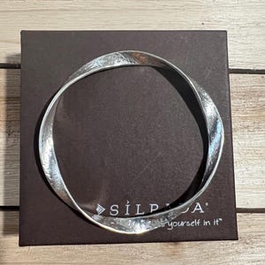 Silpada B2827 Sterling Silver Twisted  Wavy Bangle