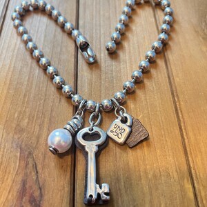 UNOde50 Silver Plated Ball Bead Necklace, Key and Lock Pendant Bild 3
