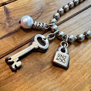 UNOde50 Silver Plated Ball Bead Necklace, Key and Lock Pendant Bild 2