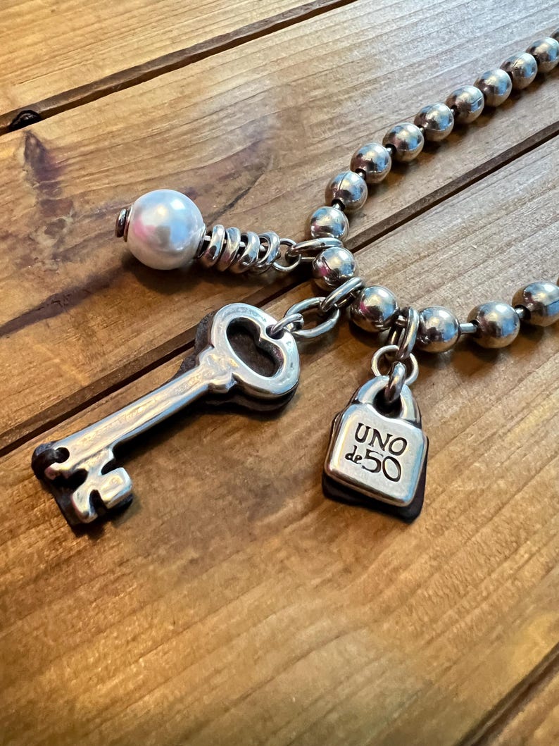 UNOde50 Silver Plated Ball Bead Necklace, Key and Lock Pendant Bild 2