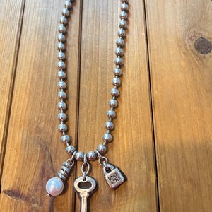 UNOde50 Silver Plated Ball Bead Necklace, Key and Lock Pendant Bild 4