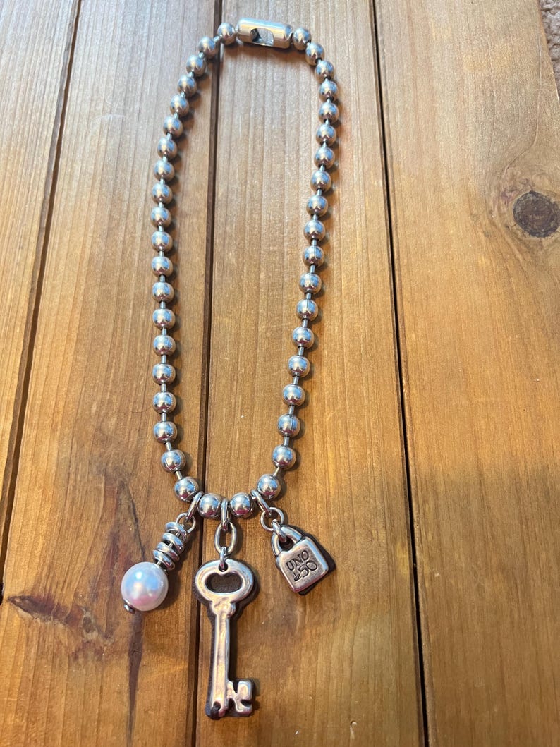 UNOde50 Silver Plated Ball Bead Necklace, Key and Lock Pendant Bild 4