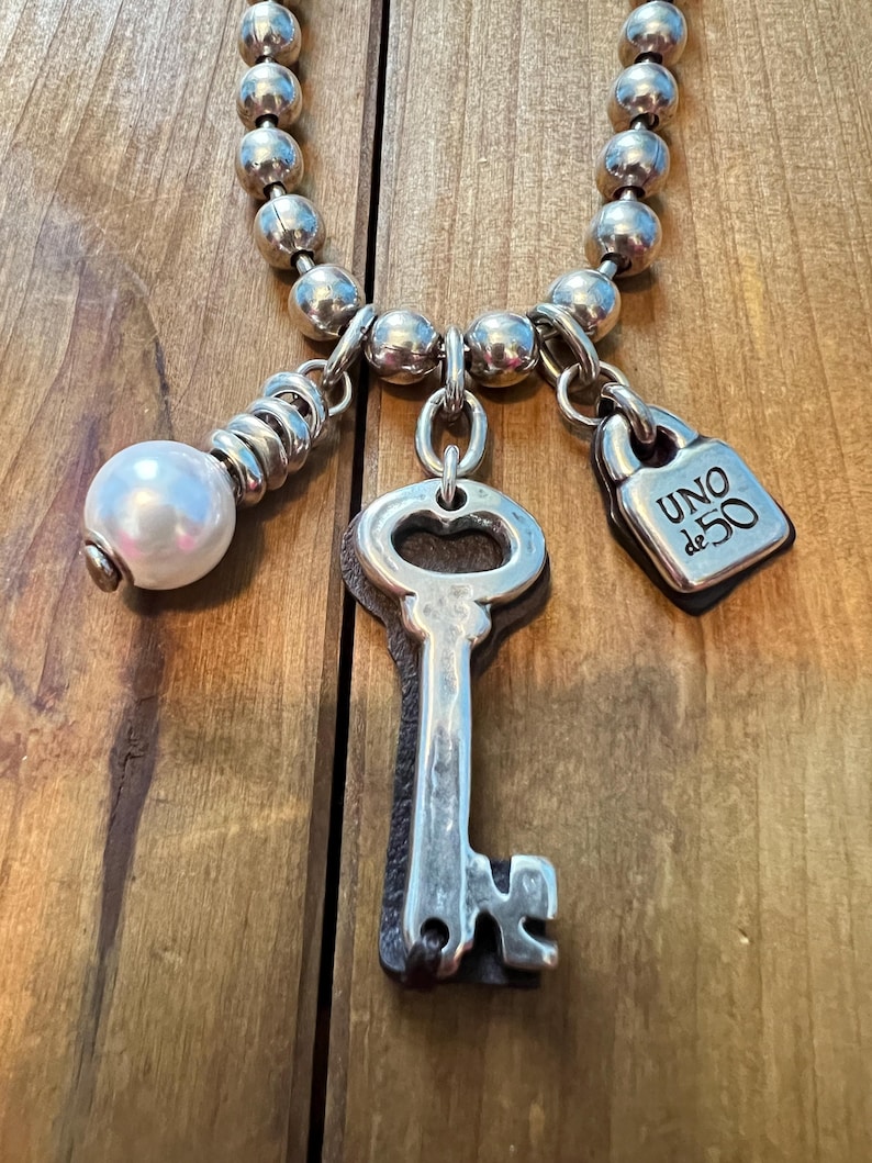 UNOde50 Silver Plated Ball Bead Necklace, Key and Lock Pendant Bild 1