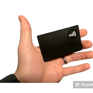 Carte de visite vierge en métal noir mat gravée en or avec puce NFC