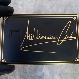 Convierta su tarjeta de crédito de plástico en tarjeta de crédito de metal hoy Tarjeta de crédito de metal, tarjeta de lujo de metal con chip EMV y banda magnética Diseño de maqueta gratis