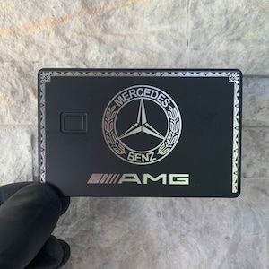 Wandeln Sie Ihre Plastik-Kredit-Debitkarte noch heute in eine Metall-Kreditkarte um. Metall-Kreditkarte, EMV-Chip-Magnetstreifen-Luxuskarte aus Metall. Kostenloses Mockup-Design