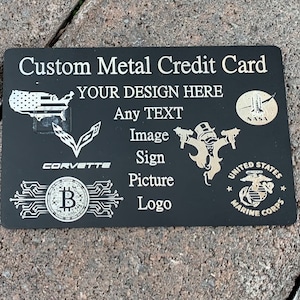 Wandeln Sie Ihre Plastik-Kredit-Debitkarte noch heute in eine Metall-Kreditkarte um. Metall-Kreditkarte, EMV-Chip-Magnetstreifen-Luxuskarte aus Metall. Kostenloses Mockup-Design