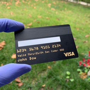 Lege metalen debet creditcard chip magneetstrip goud of roestvrij zilver op zwart