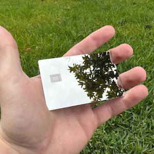 Schwere Geldautomatenkarte mit Magnetstreifen, EMV-Chip, silberglänzende Metall-Kreditkarte