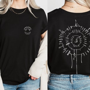 Könnte beinhalten: Schwarzes T-Shirt mit einem weißen Grafikdruck von Zähnen auf der Vorderseite und einem weißen Grafikdruck eines kreisförmigen Designs mit Text auf der Rückseite.