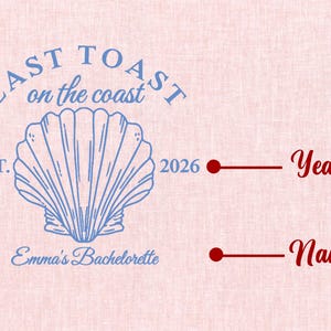 K&ouml;nnte beinhalten: Ein blaues und wei&szlig;es Muschel-Design mit dem Text "Last Toast on the Coast" und "Emma's Bachelorette" mit dem Jahr 2026 und den W&ouml;rtern "Year" und "Name" in Rot.