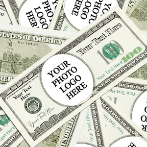 Könnte beinhalten: Eine Sammlung von US-Hundert-Dollar-Scheinen mit anpassbaren Text- und Logobereichen. Die Scheine zeigen den Text "Your Text Here" und "Your Photo Logo Here" in einem kreisförmigen Design, wobei die Stückelung "100" deutlich angezeigt wird.
