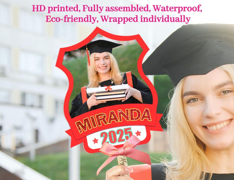 Może przedstawiać: Czerwono-biały rekwizyt do fotobudki na zakończenie szkoły z wycięciem na zdjęcie. Rekwizyt zawiera czapkę absolwenta, napis "MIRANDA 2025" i r&oacute;żową kokardkę.