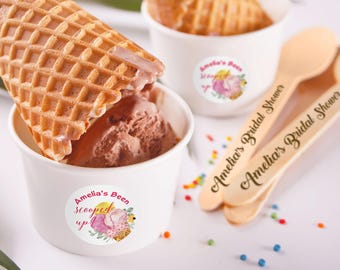 Sie ist oben / Sommer Brautdusche Dekor / 8 Unze Eis Brautdusche Schüssel / kundenspezifische Eisbecher / Holzlöffel und kundenspezifische Etiketten-Set geschöpft worden