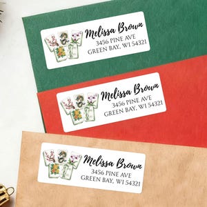 Può includere: Etichette per indirizzi rettangolari bianche con illustrazioni ad acquerello di fiori e draghi. Ogni etichetta riporta il nome "Melissa Brown" e l'indirizzo: 3456 PINE AVE, GREEN BAY, WI 54321.