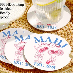 Könnte beinhalten: Weiße, doppelseitige Untersetzer mit einem Cocktail-Design in Rosa und Blau. Die Untersetzer tragen den Text "MAHJ Social Club" und "EST. 2025". Das Bild zeigt auch ein Glas Wasser auf einem Untersetzer und den Text "4000 PPI HD Printing, Double-sided, Eco-friendly, Waterproof".