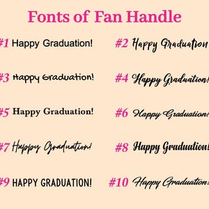 Może przedstawiać: Grafika przedstawiająca dziesięć r&oacute;żnych styl&oacute;w czcionek dla frazy "Happy Graduation!" w czarnym kolorze na jasnor&oacute;żowym tle.