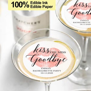 Peut inclure: Autocollants pour boissons de fête de bachelorette "Kiss the Miss Goodbye" avec une empreinte de rouge à lèvres rose et le texte "Kiss the Miss Goodbye" avec la date "08.15.2026".