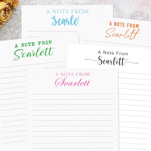 Op de afbeelding: Vijf blanco notitiekaartjes met verschillende gekleurde tekst die "A Note From Scarlett" in verschillende lettertypen en kleuren zegt. De notitiekaartjes zijn gestreept en klaar om op te schrijven.