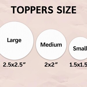 K&ouml;nnte beinhalten: Drei wei&szlig;e Kreise mit schwarzem Text, die die verschiedenen Gr&ouml;&szlig;en von Tortendekorationen zeigen. Die Gr&ouml;&szlig;en sind Gro&szlig; 2,5x2,5", Mittel 2x2", und Klein 1,5x1,5".