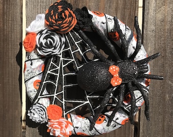 Spooky Elegance Halloween Wreath - Creepy Chic, Spider & Web, Hauntingly Festive Decor