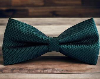 Emerald Green Bow tie, Emerald Bow Tie, Groom Bow Tie, Wedding Bow Tie, Groomsmen Bow Tie, Mens Bow Tie, Ring Bearer Bowtie, Christmas Gift