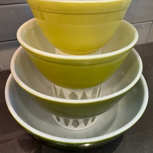 Set of 3 Pyrex Mixing and Cinderella Bowl Display Stands | Flower Petal ...