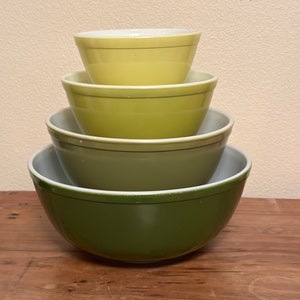 Set of 3 Pyrex Mixing and Cinderella Bowl Display Stands | Vintage Bowl ...