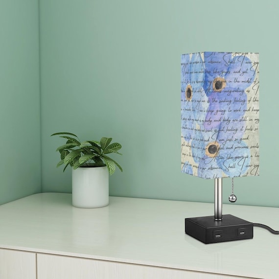 Florale Leinenlampe, Handgeschriebenes Liebesbrief-Design, USB-Anschlüsse